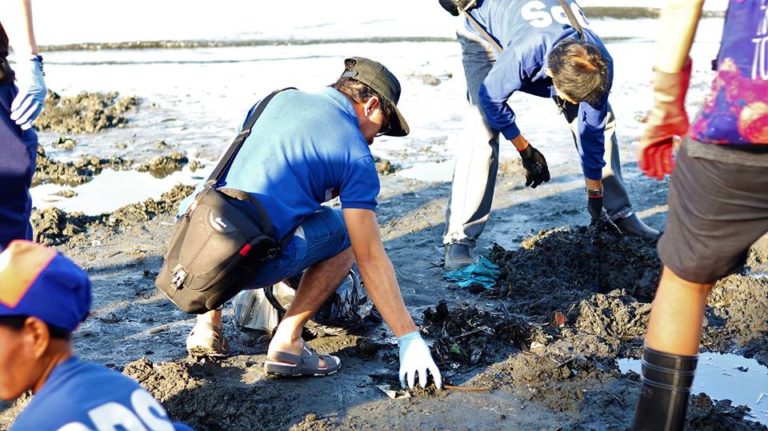Imbes na buhangin, tuniladang putik at plastik at mga nabubulok na mga basura ang nahuhukay sa Manila Bay