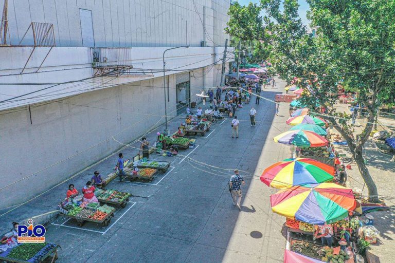 Vendors are spaced 1.5 meters apart in observance of the government’s social distancing law