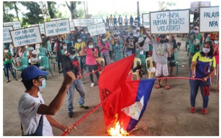Silay City villagers burn CPP-NPA flags, vow allegiance to gov’t