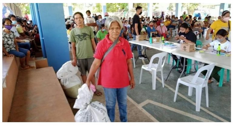 Over 800 Legazpi farmers get free fertilizers